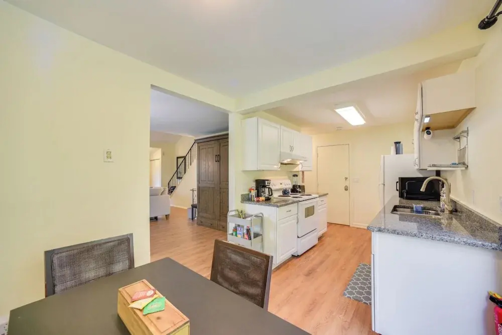 9 Mi to Saratoga Racetrack: Townhome w/ Bicycles!