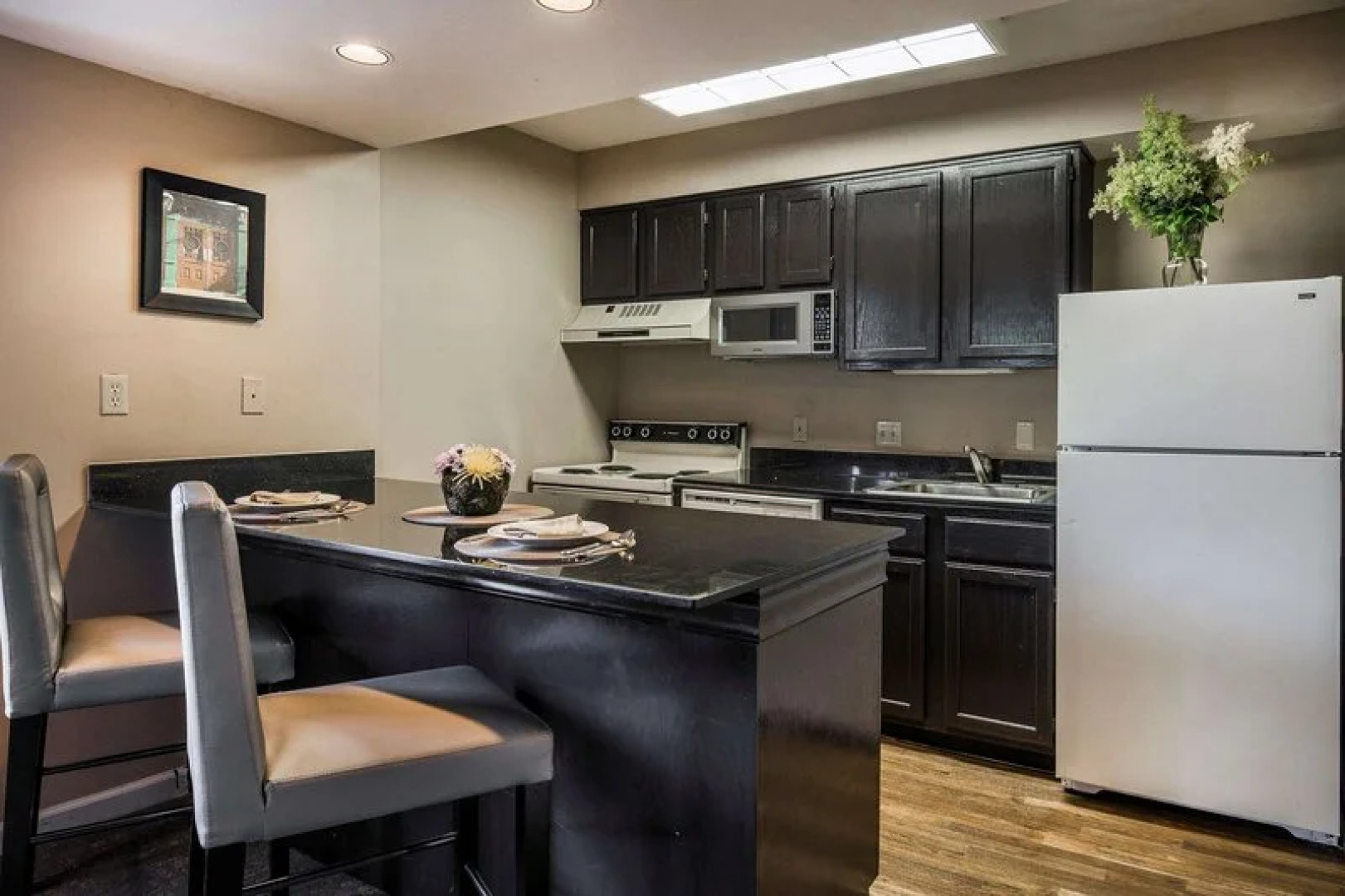 Cloverleaf Residence Suites