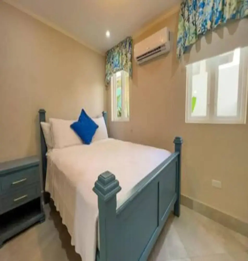 Villa Francoise - 4 Bedroom Beachfront w Pool