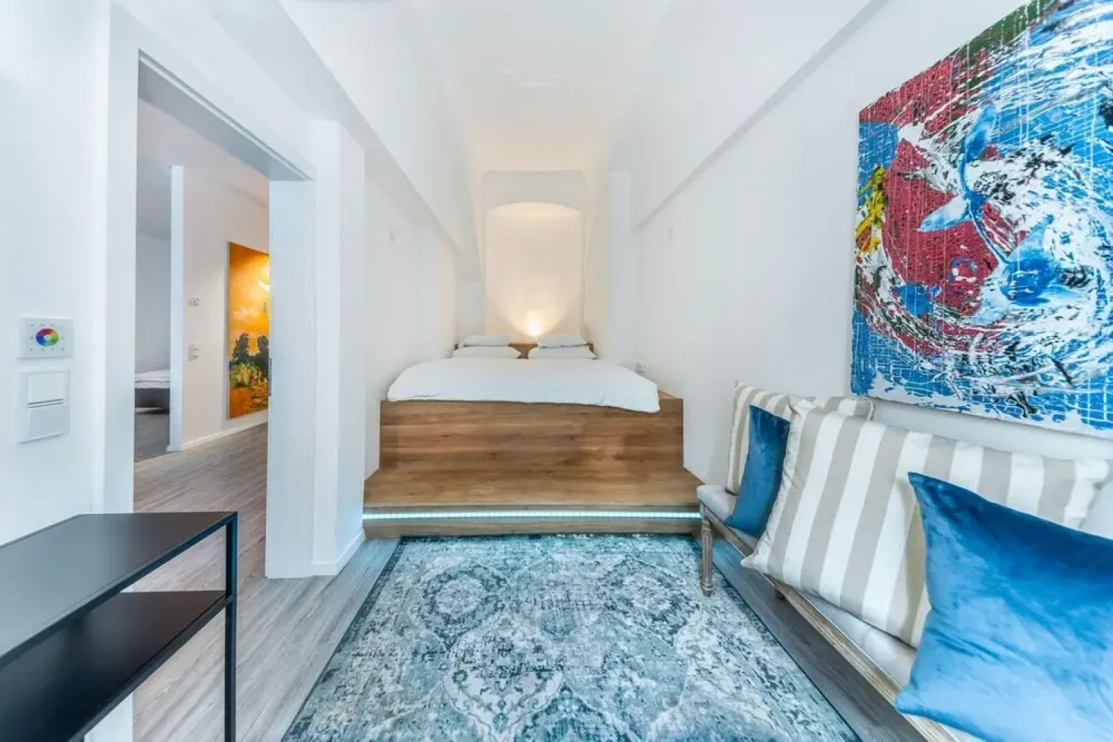 Deluxe Apartment Art Collection With King Bed and Air Conditioning