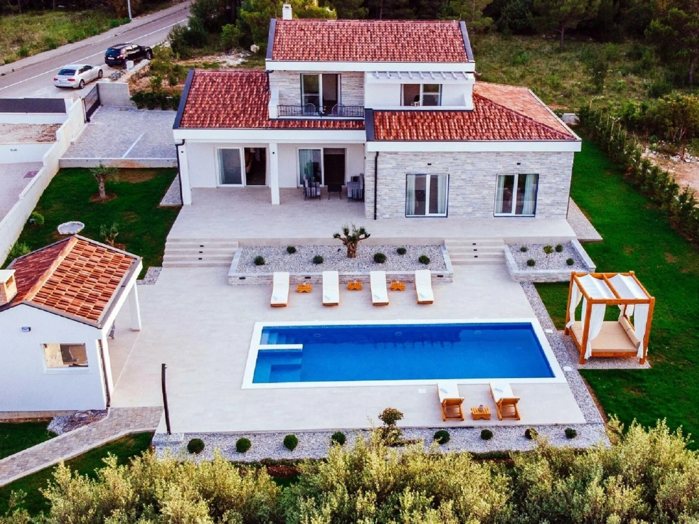 Villa With Private Pool and Garden