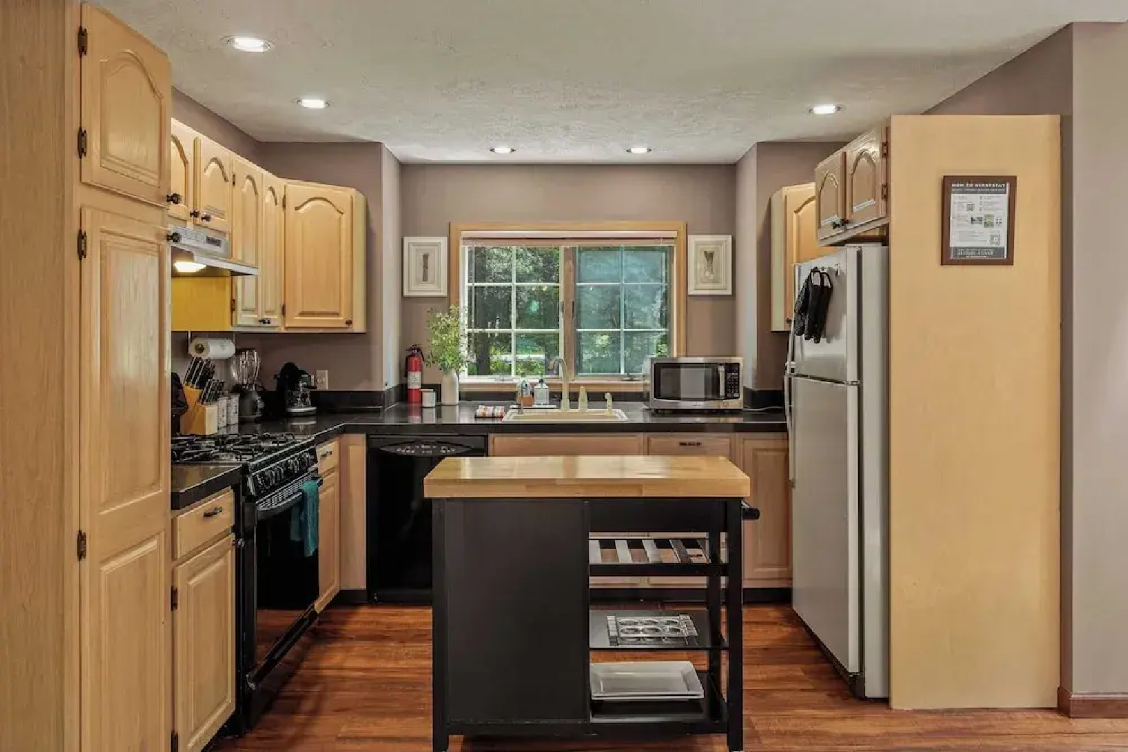 Tranquil Waterside by Avantstay Lakefront + Dock, Game Room, Views