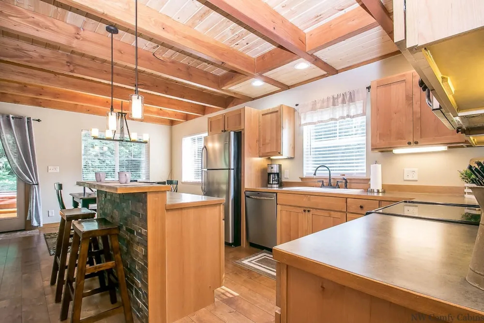 Salmon Chalet Chalet 2 NW Comfy Cabins