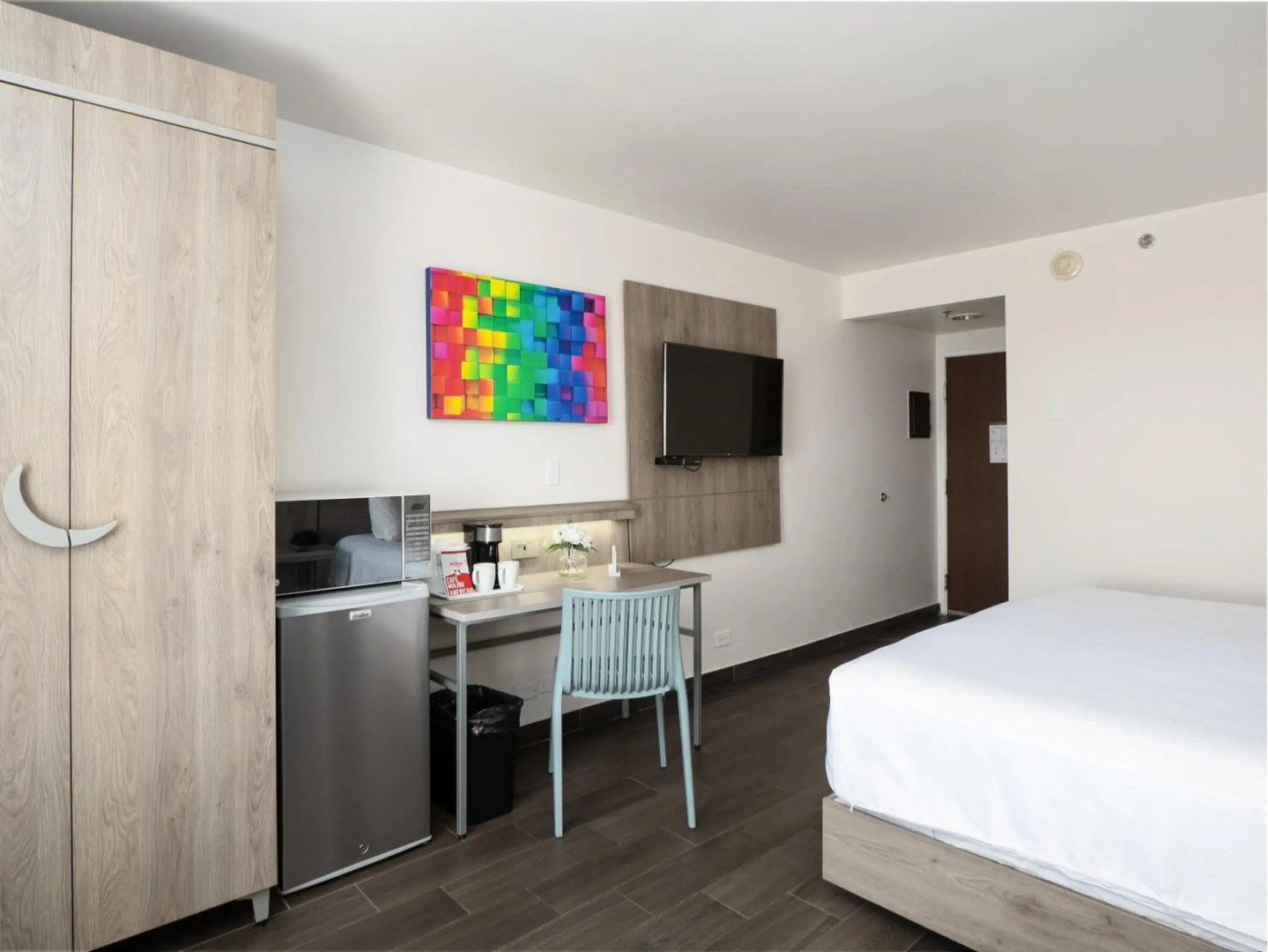 Hotel Mesaluna Near American Consulate