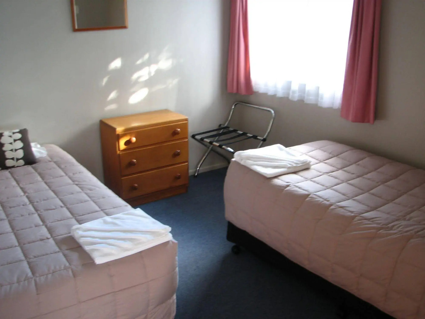 Cobblestone Court Motel – Wenzel Motels