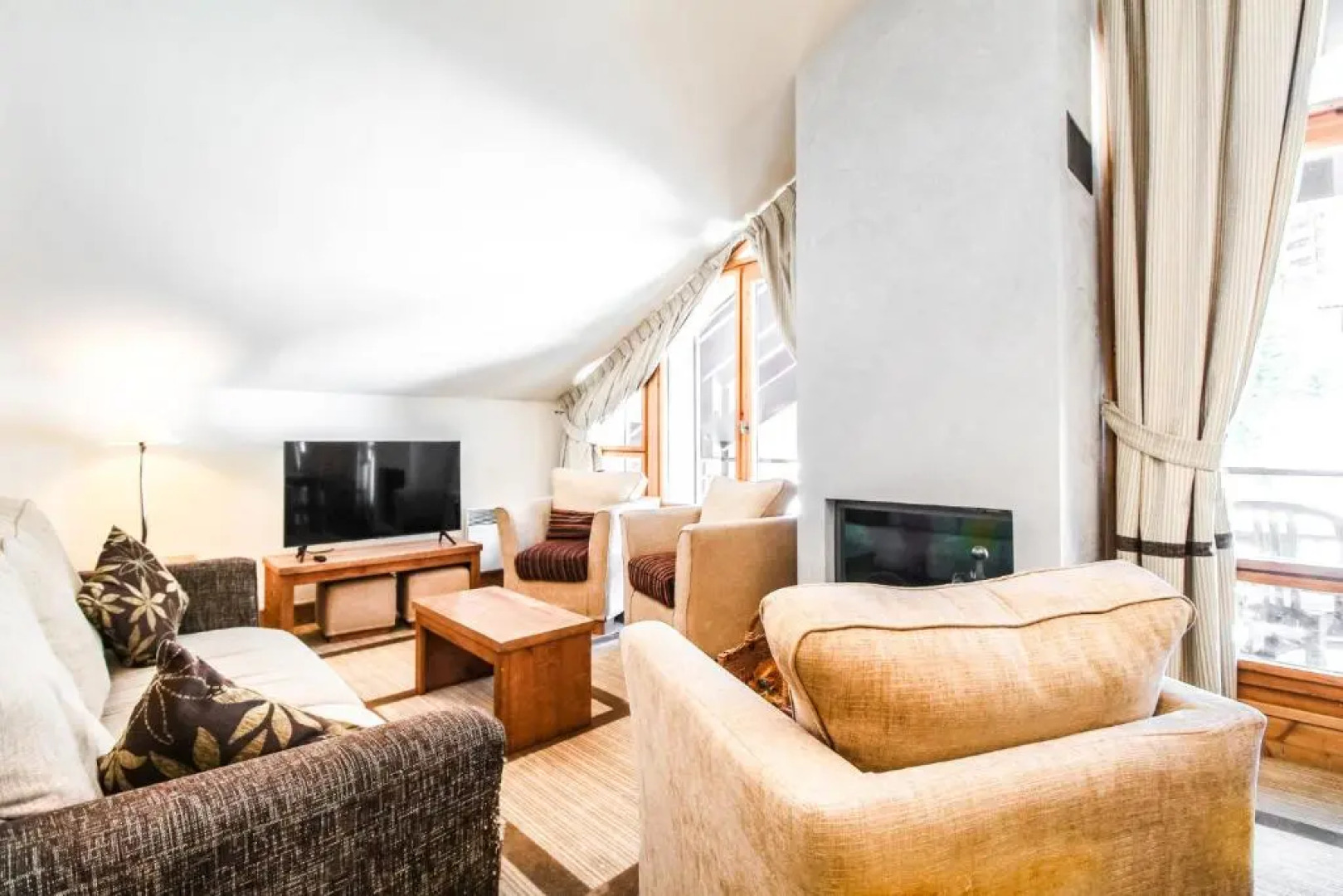 Two internally connecting 2-bed apartments with shared private entrance