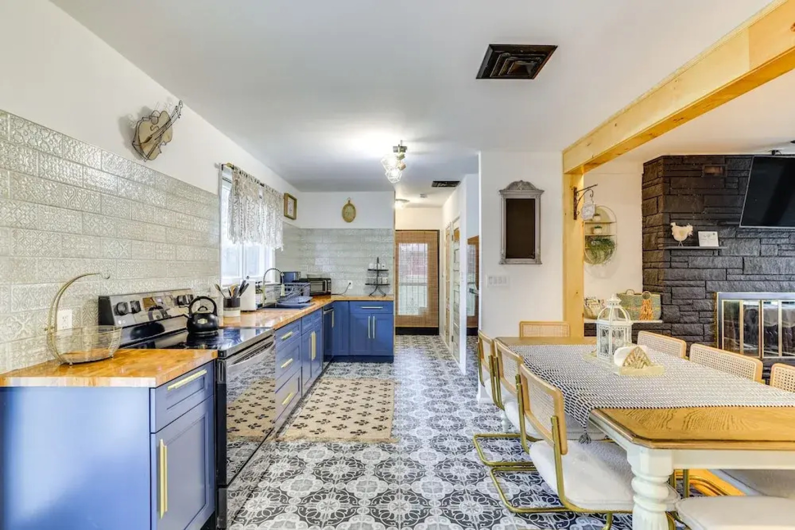 Outdoor Oasis: Cresco Family Home w/ Hot Tub