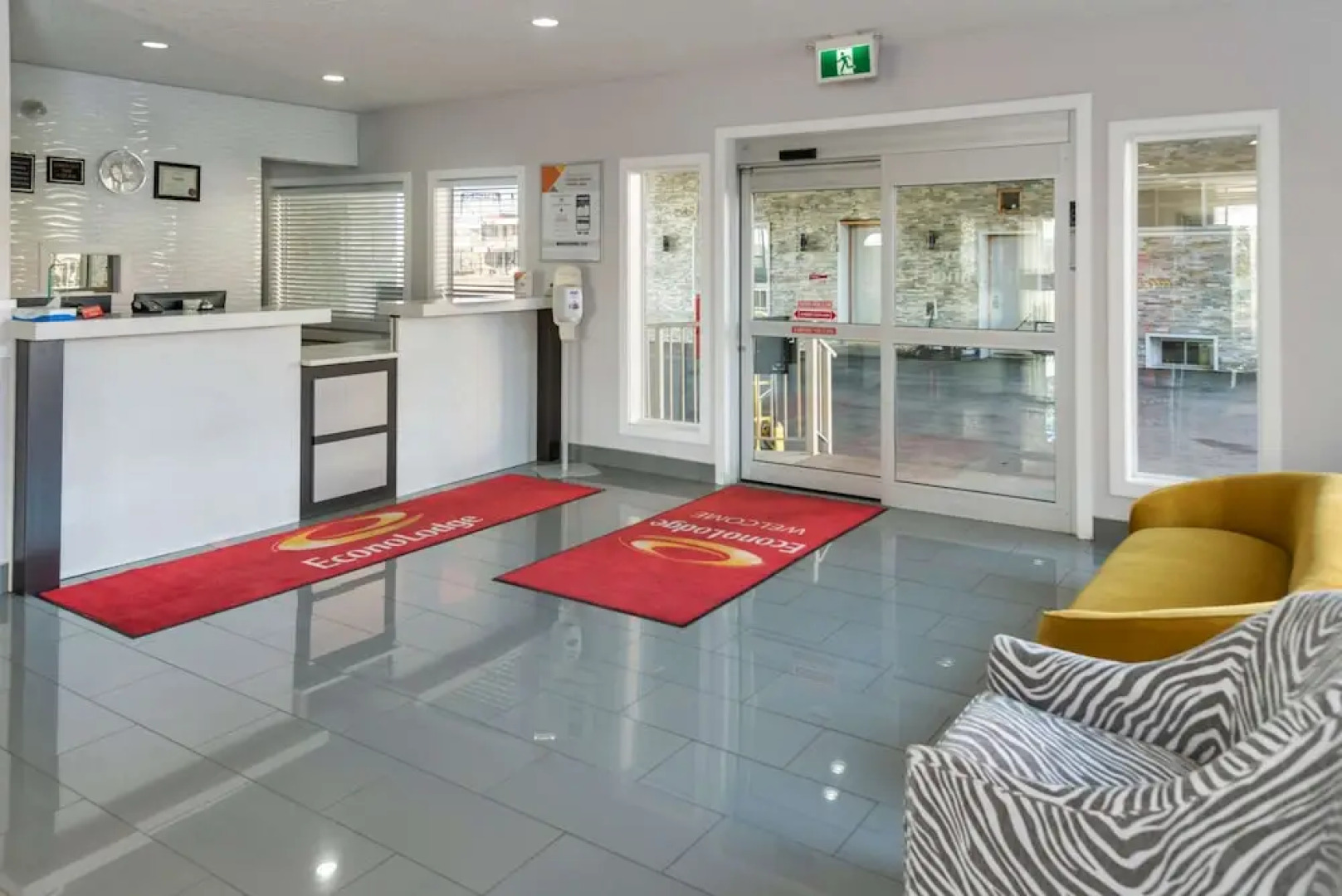 Econo Lodge Inn & Suites