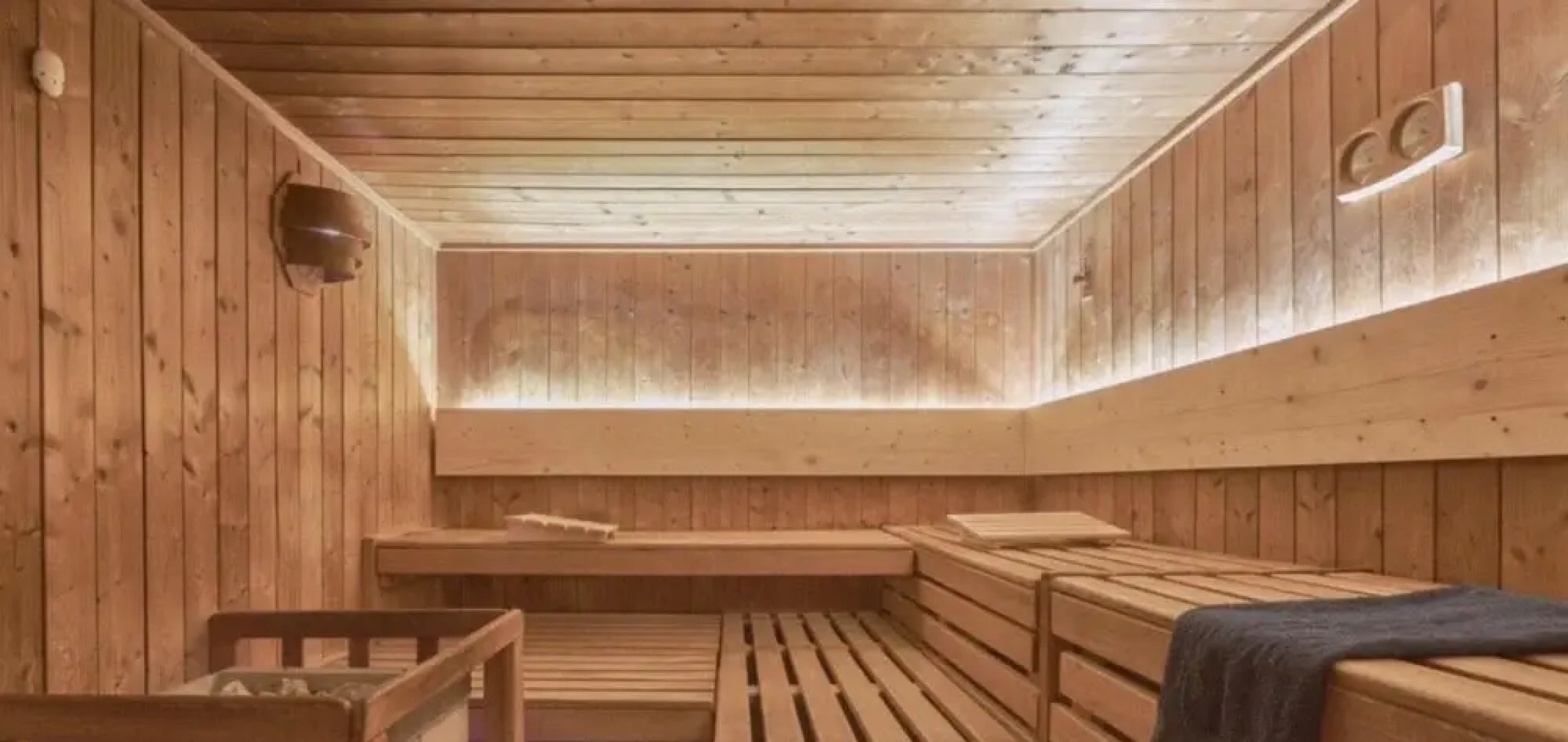 Deluxe Apartment Art Collection With King Bed and Air Conditioning