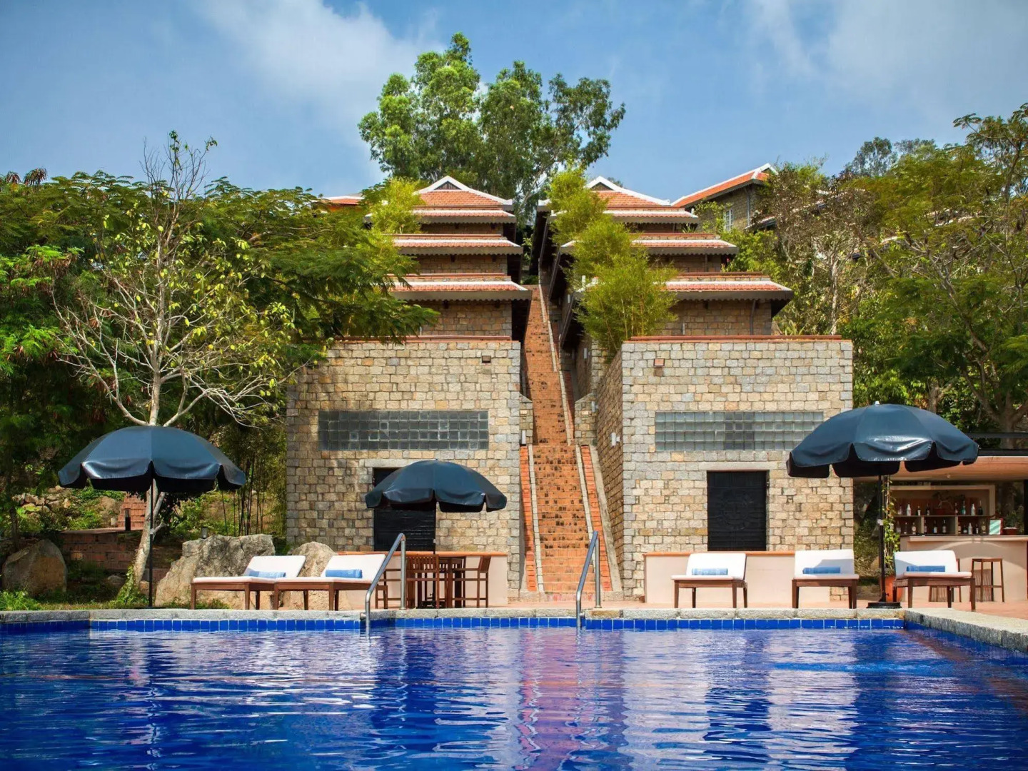 Victoria Nui Sam Lodge