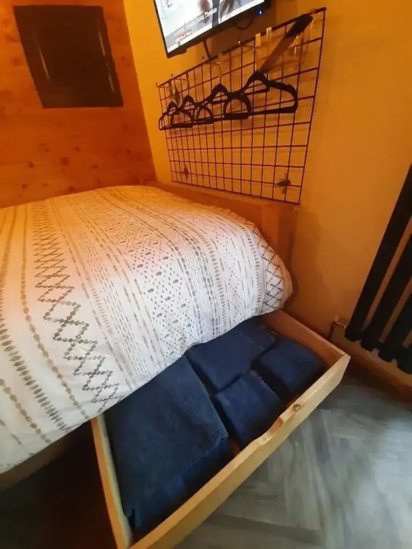 Min yr Afon - Cabin - Sleeps 2 - Hot Tub - Parking