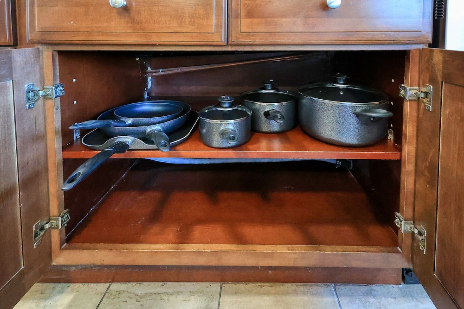 Sunny & Cheerful Near I-10 ~ Queen Beds ~ Parking