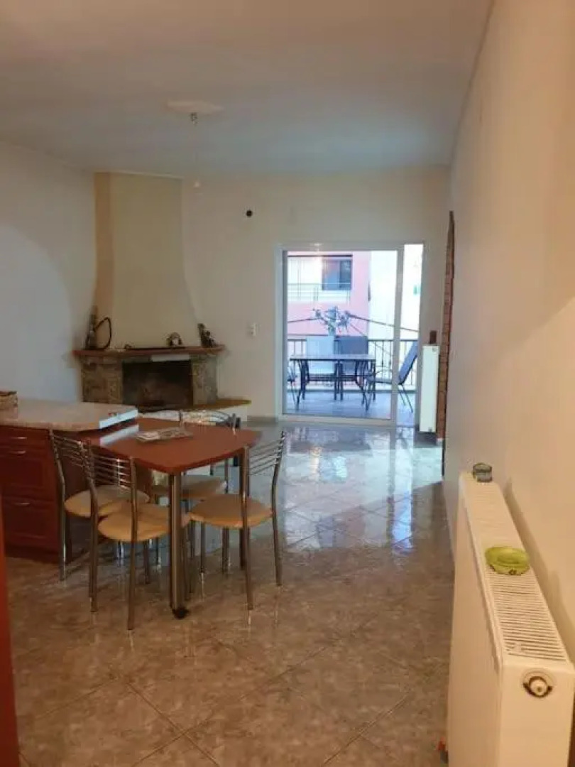 Πολυτελής όροφο διαμέρισμα, κοντά στην παραλία με εσωτερικό τζακι.