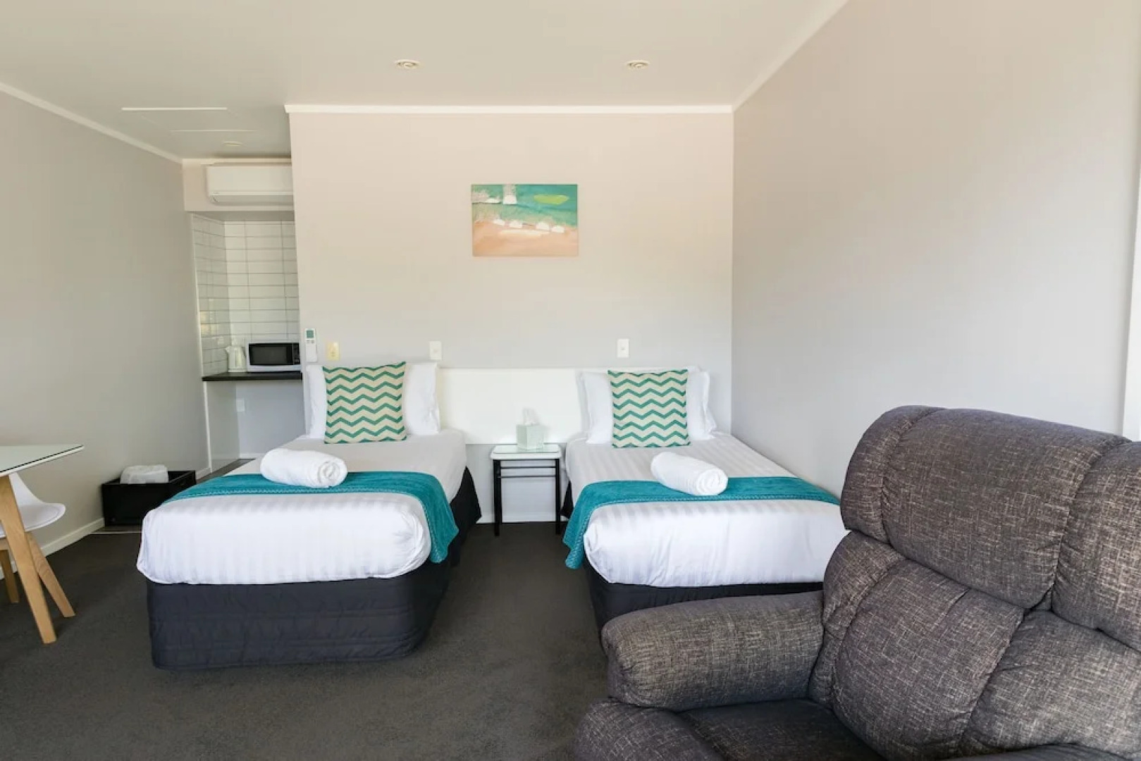 Bk's Palm Court Motor Lodge