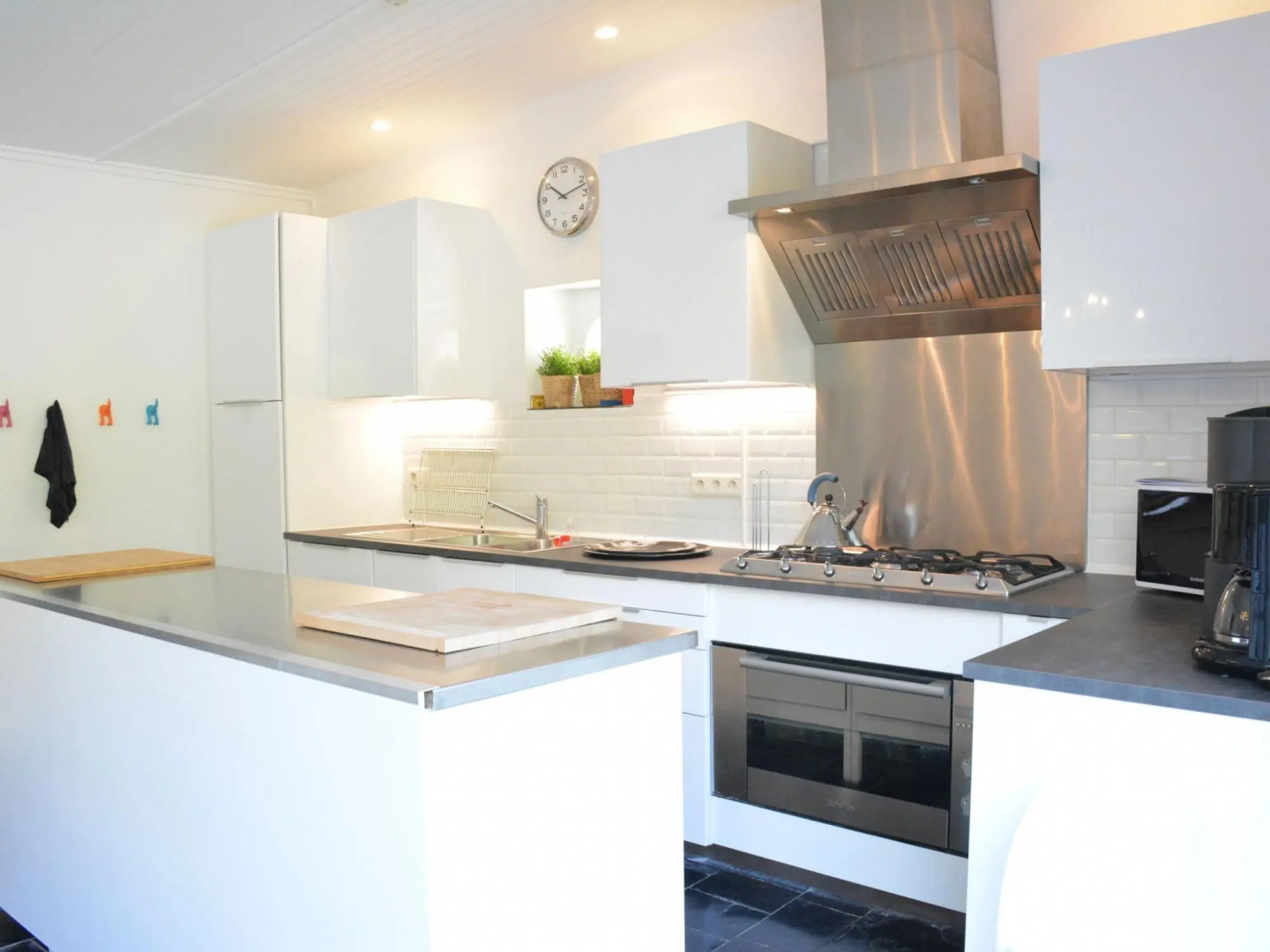 Family Retreat, Forested Anhee