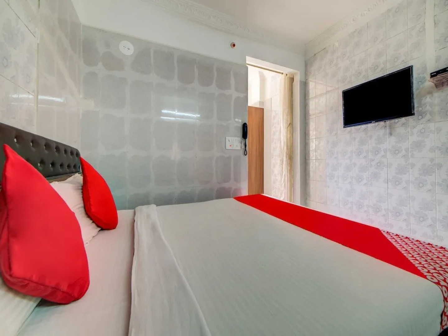 OYO 29087 Hotel Golden Pride