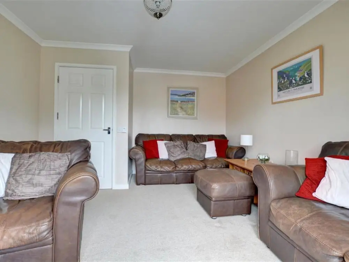 Comfortable Urban Residence Within Walking Distance of the City Centre and the Beach at Pembroke