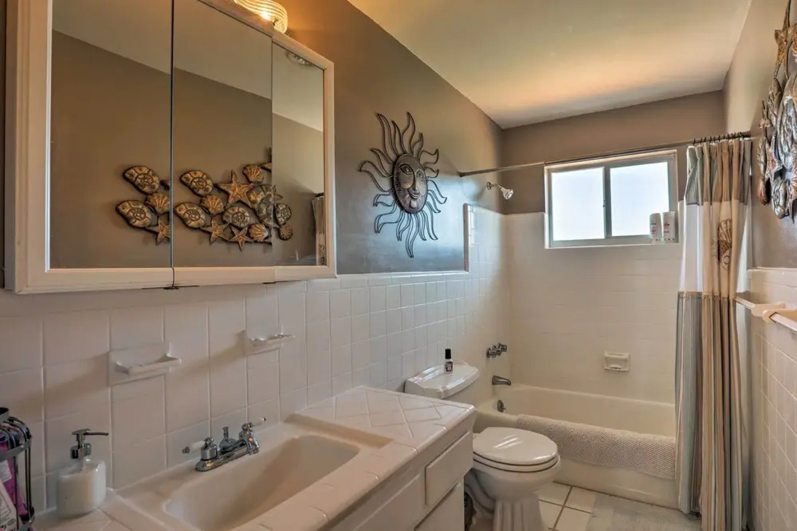 Ormond Beach Home: Screened Porch, Walk to Beach!