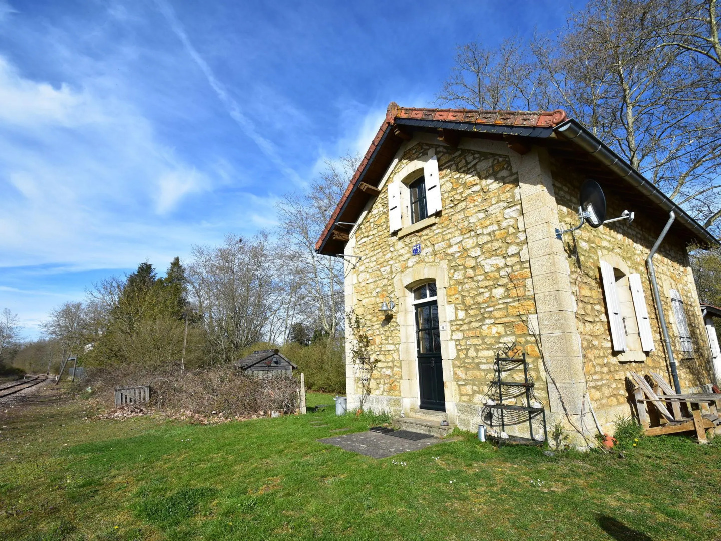 Cute and authentically furnished railway house, beautiful garden, BBQ,stone oven