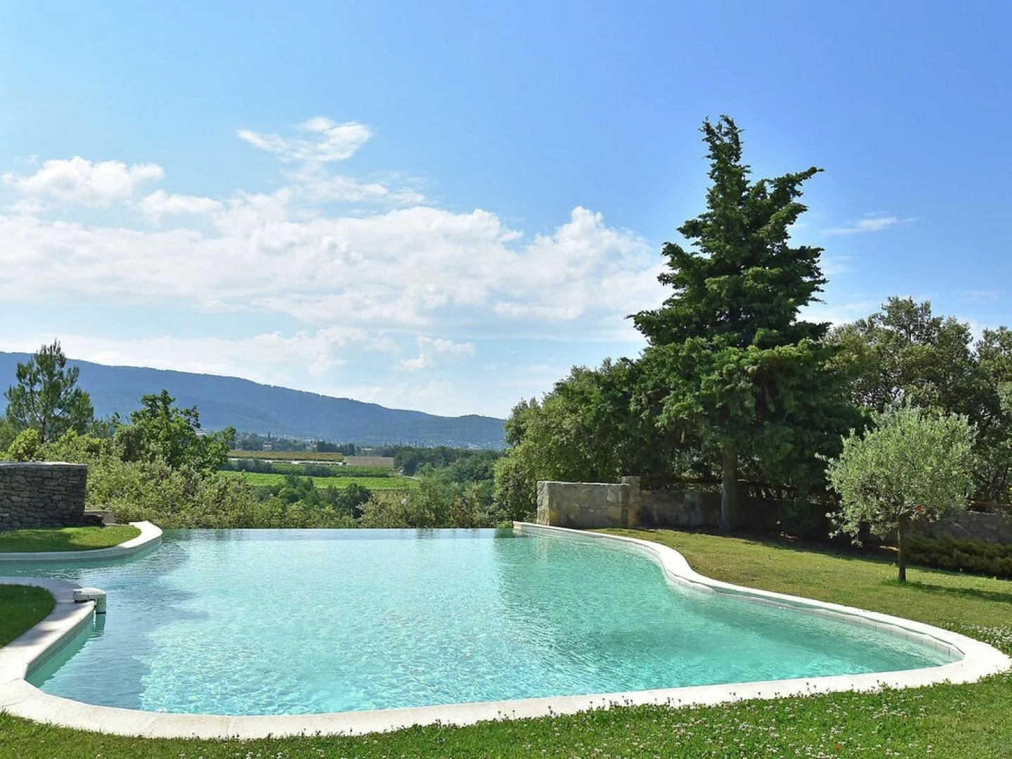 Private Infinity Pool, Beautiful View of Mont Ventoux, a Dream Spot!