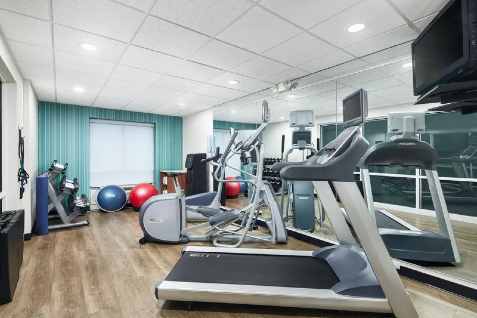 Holiday Inn Express & Suites I-26 & US 29 at Westgate Mall