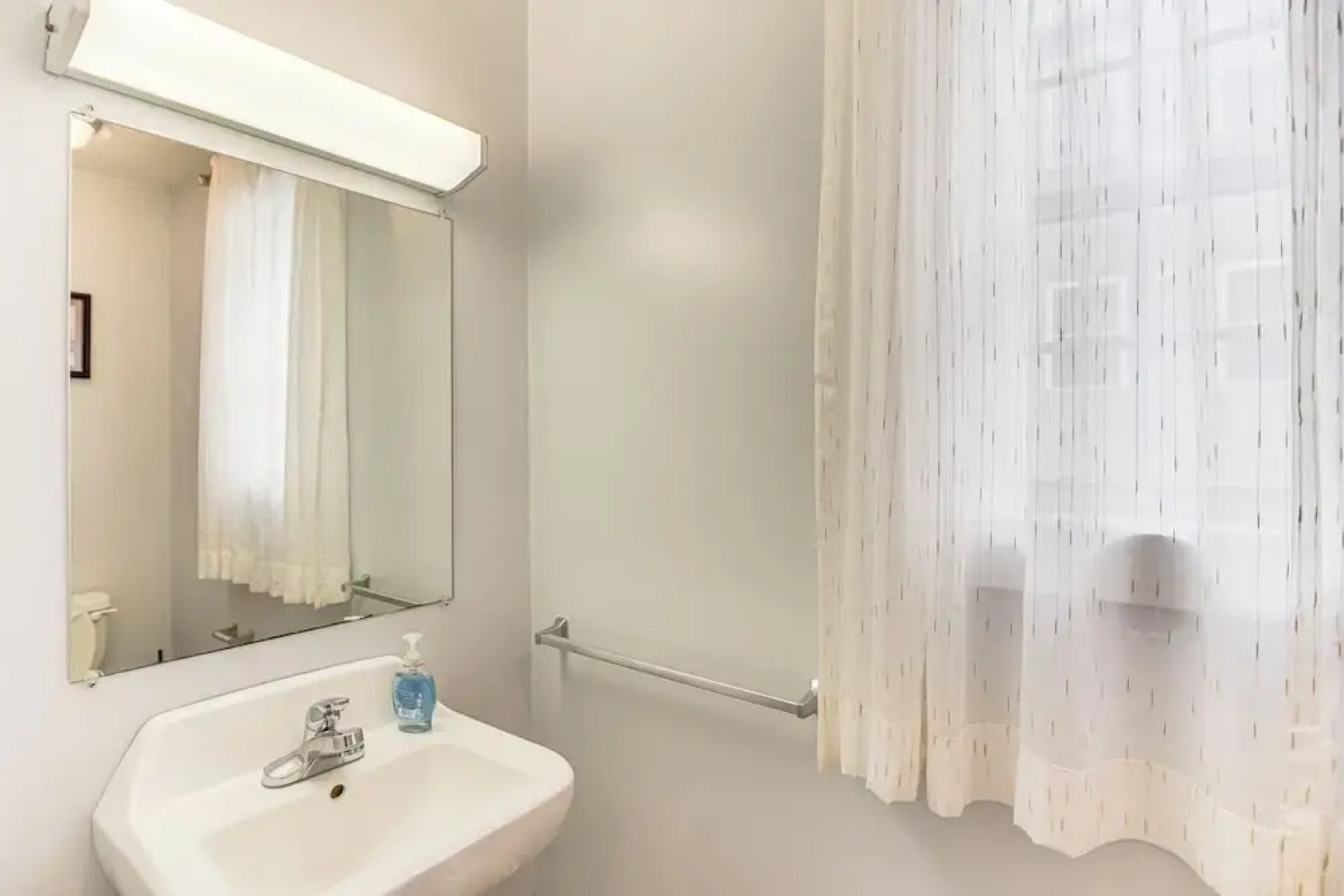 1 Mi to Downtown & Palladium: Worcester Getaway!