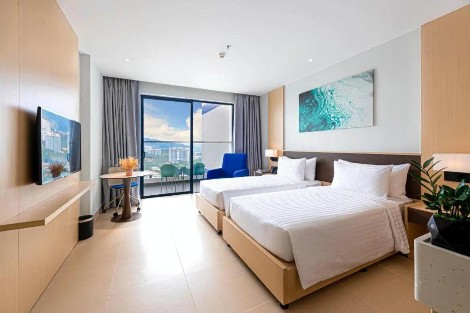 Курортный отель The Empyrean Cam Ranh Beach Resort