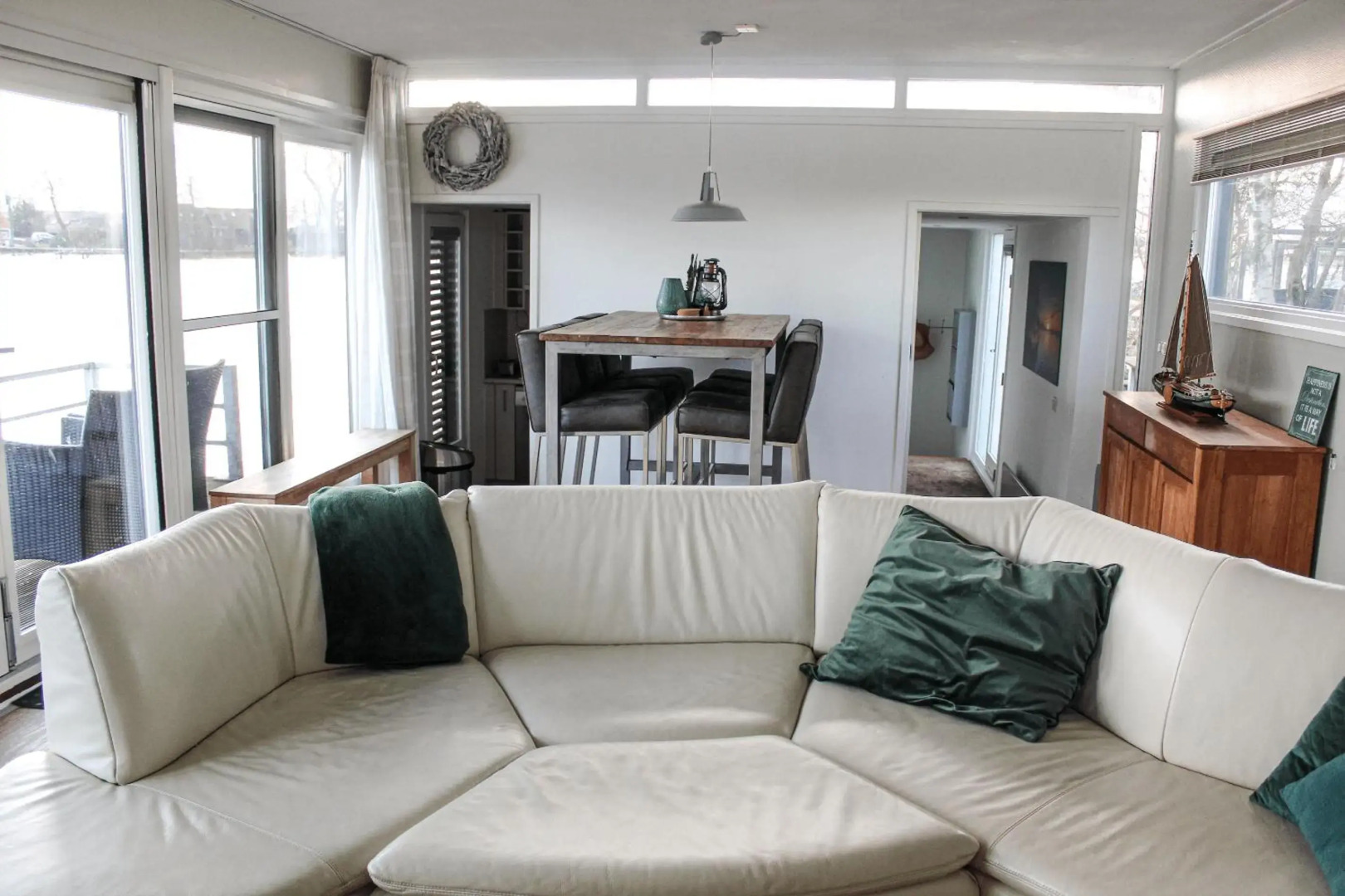 Luxe woonboot unieke locatie Friesland Âlde Feanen