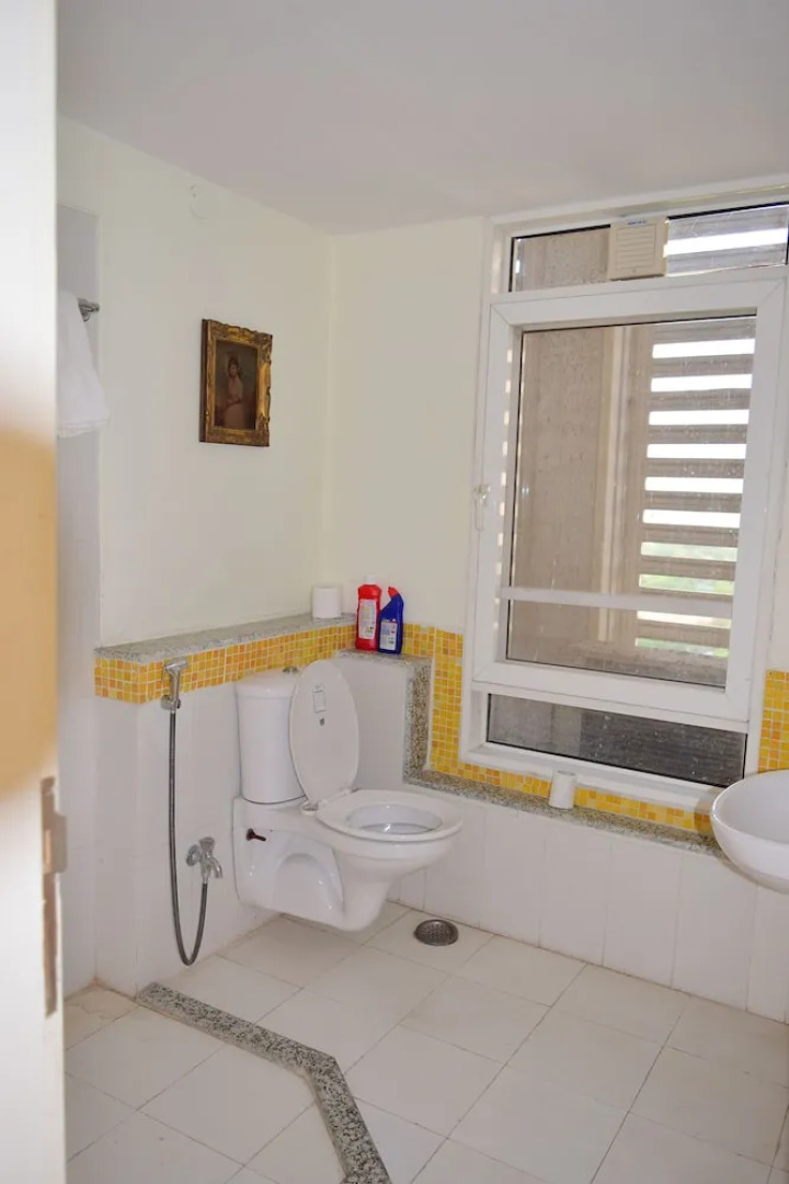 Vehomes Spacious Condo in Greater Noida