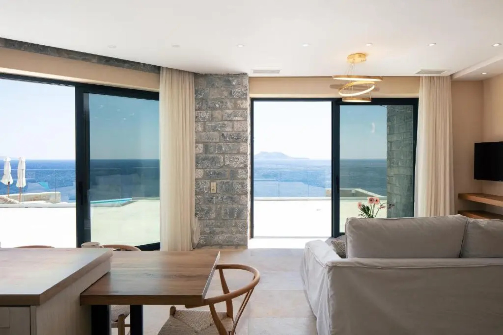 Seafront luxury villa with infinity pool & devine views!