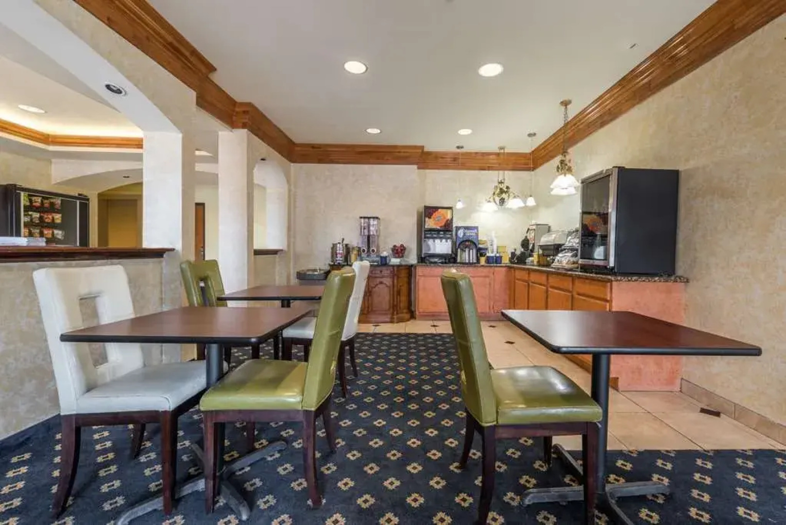 Days Inn & Suites Cleburne TX