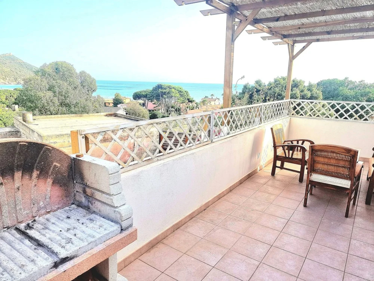 Stylish Home With Views, 4 min Walk to the Beach!!