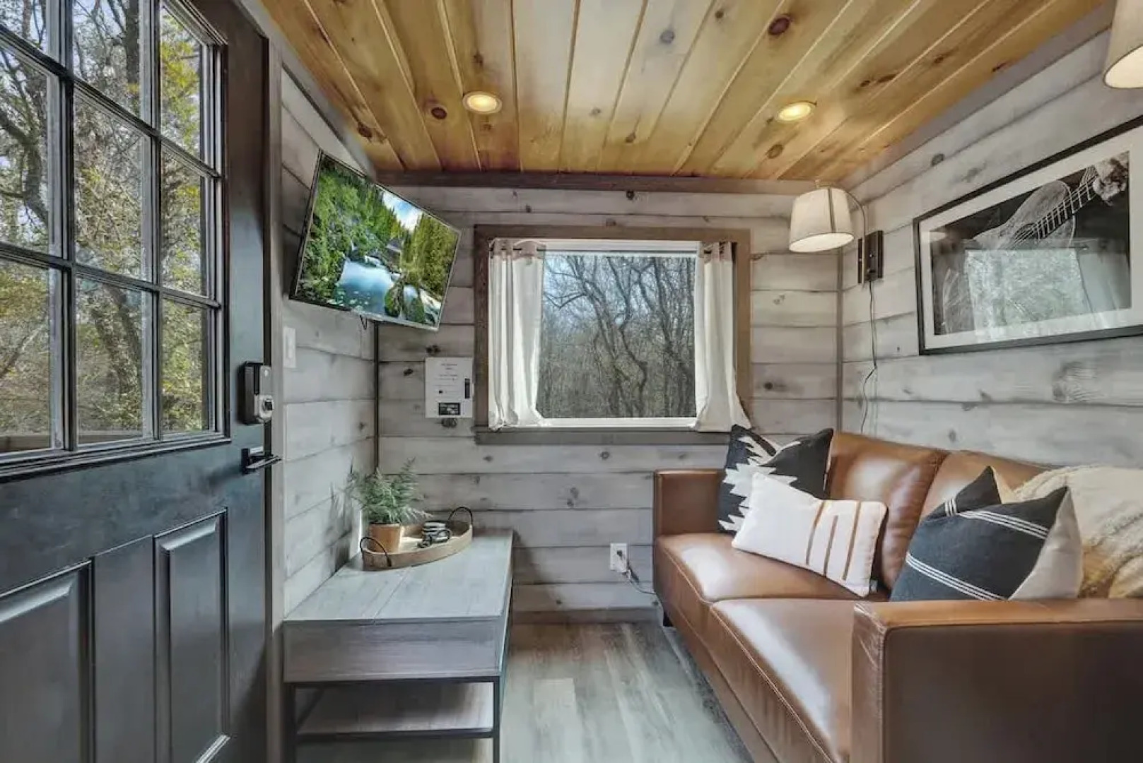 Willie the Modern Tiny Home W/hot-tub & Firetable