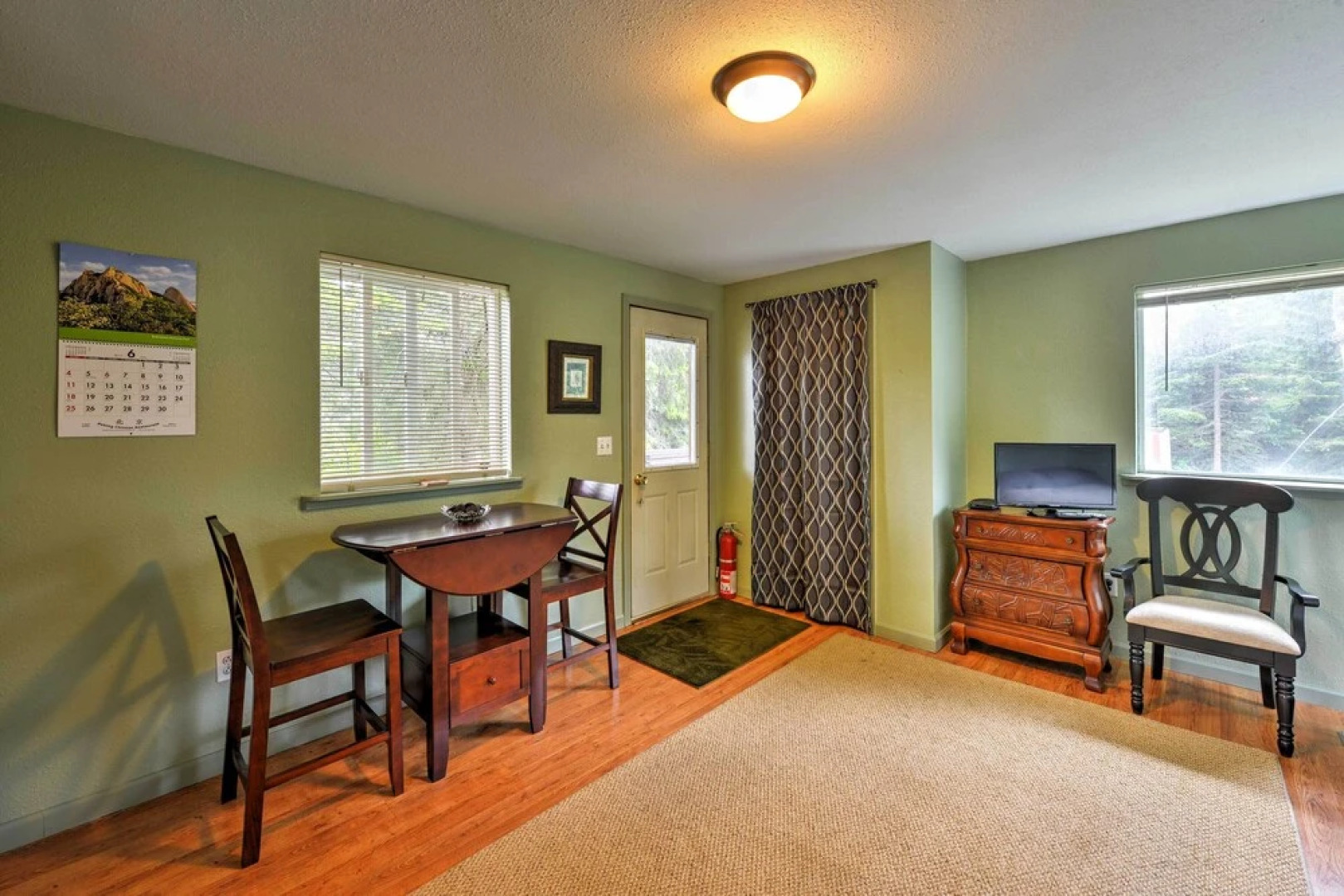 Seward Studio w/ Deck, Outdoor Dining & Mtn Views!