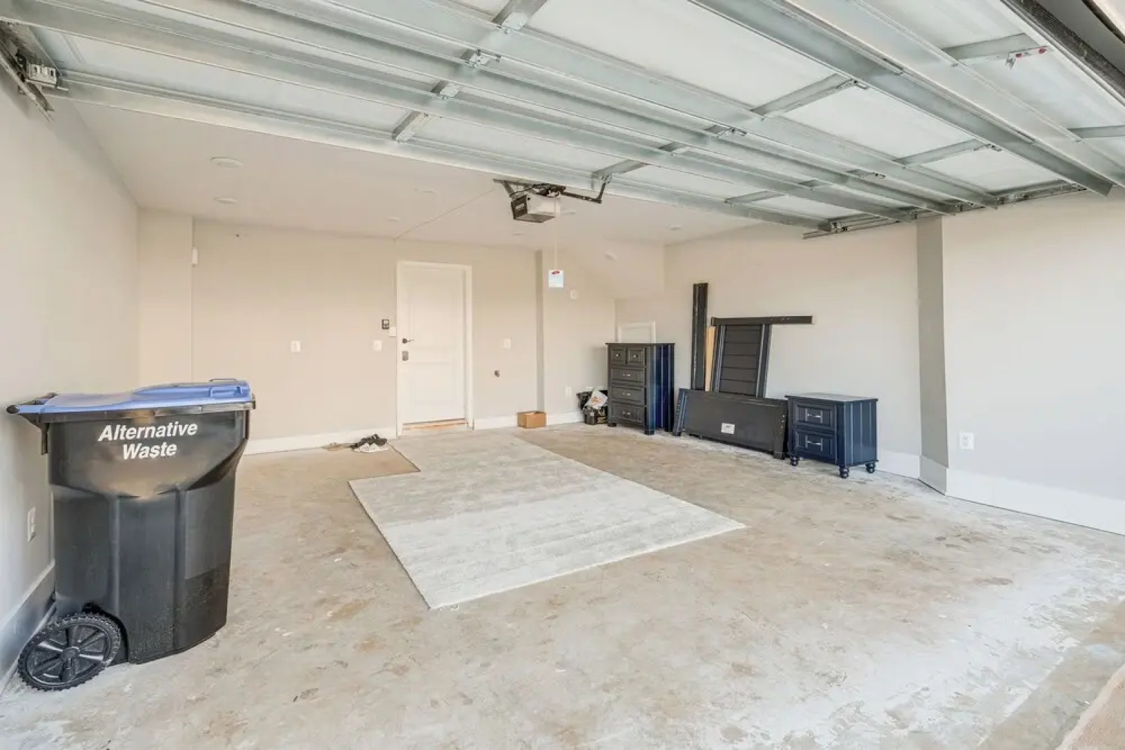 30 Mi to Downtown DC: Charming Dale City Townhome!