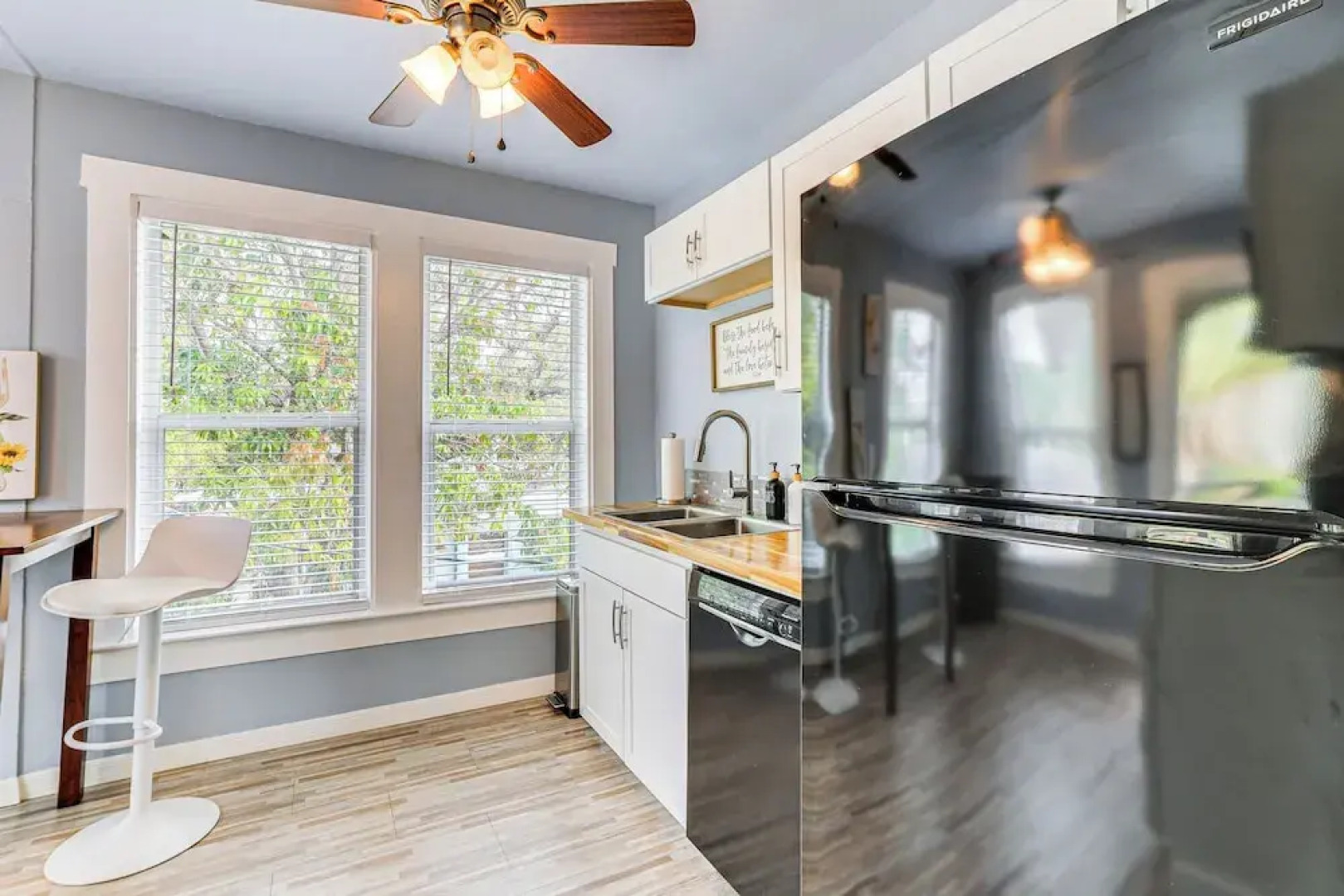 Walk to Manatee River: Palmetto Unit w/ Sunroom