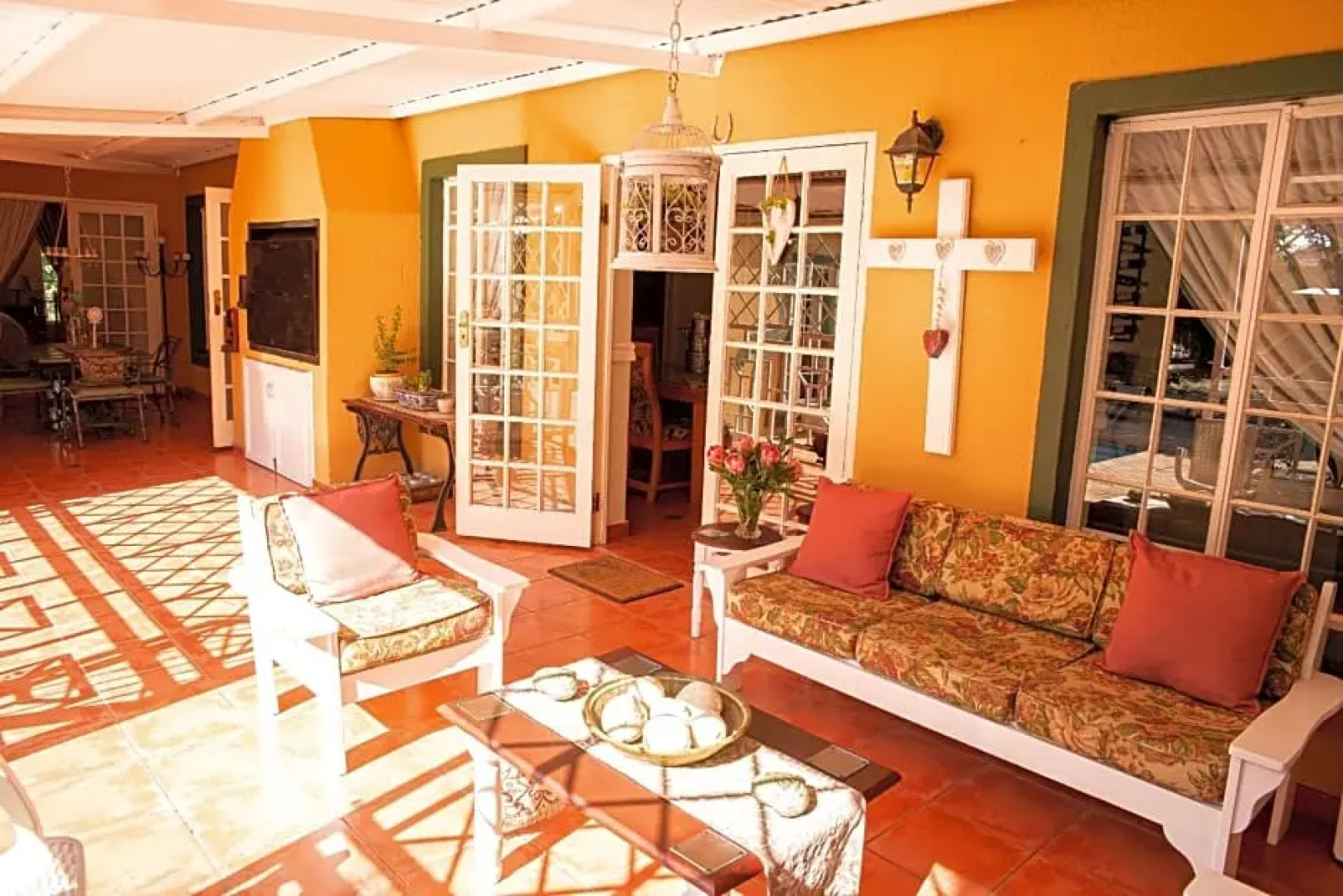 Roses And Pebbles B & B Guest House