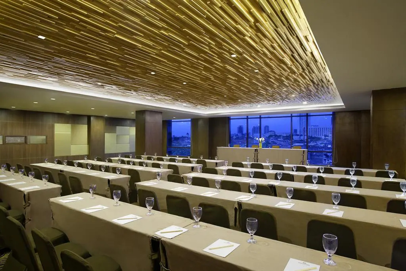 Hotel Santika Pandegiling Surabaya