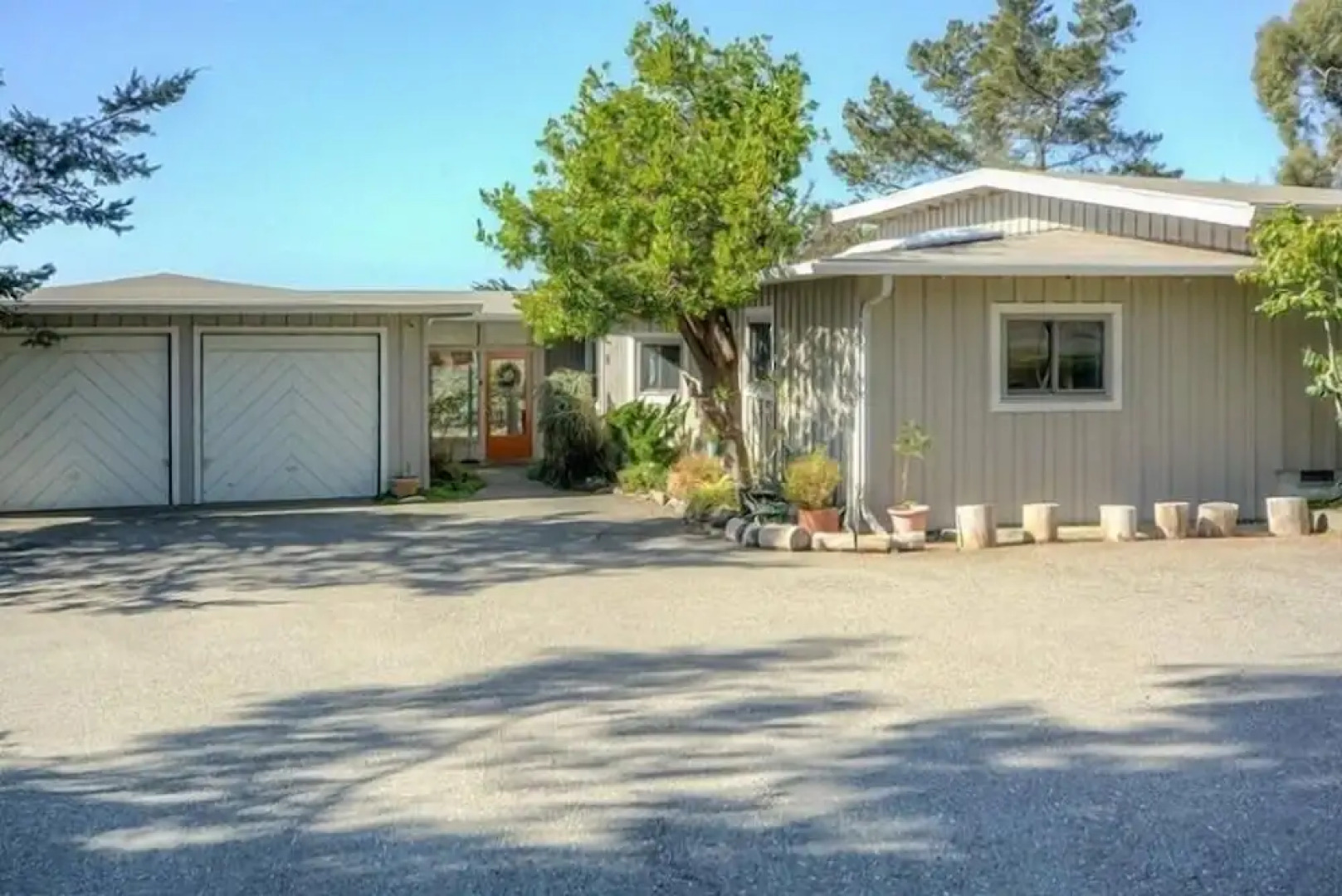 Surf Watch 3 Bedroom Home by RedAwning