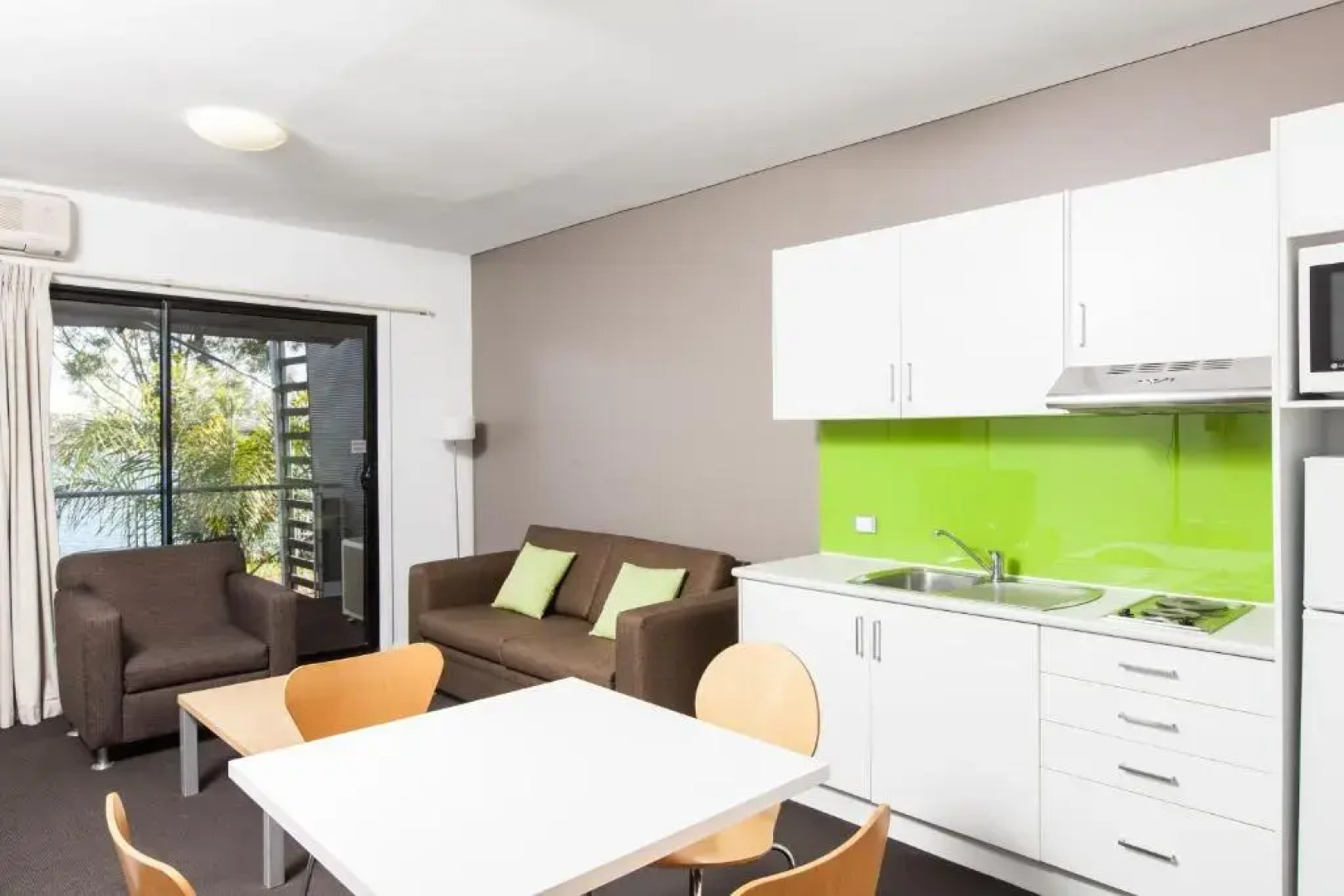 Majestic Oasis Apartments