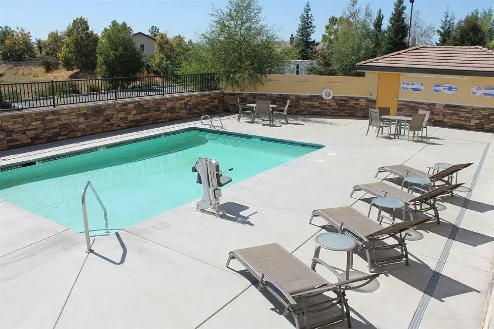 Comfort Suites I-80 W. Of UCD