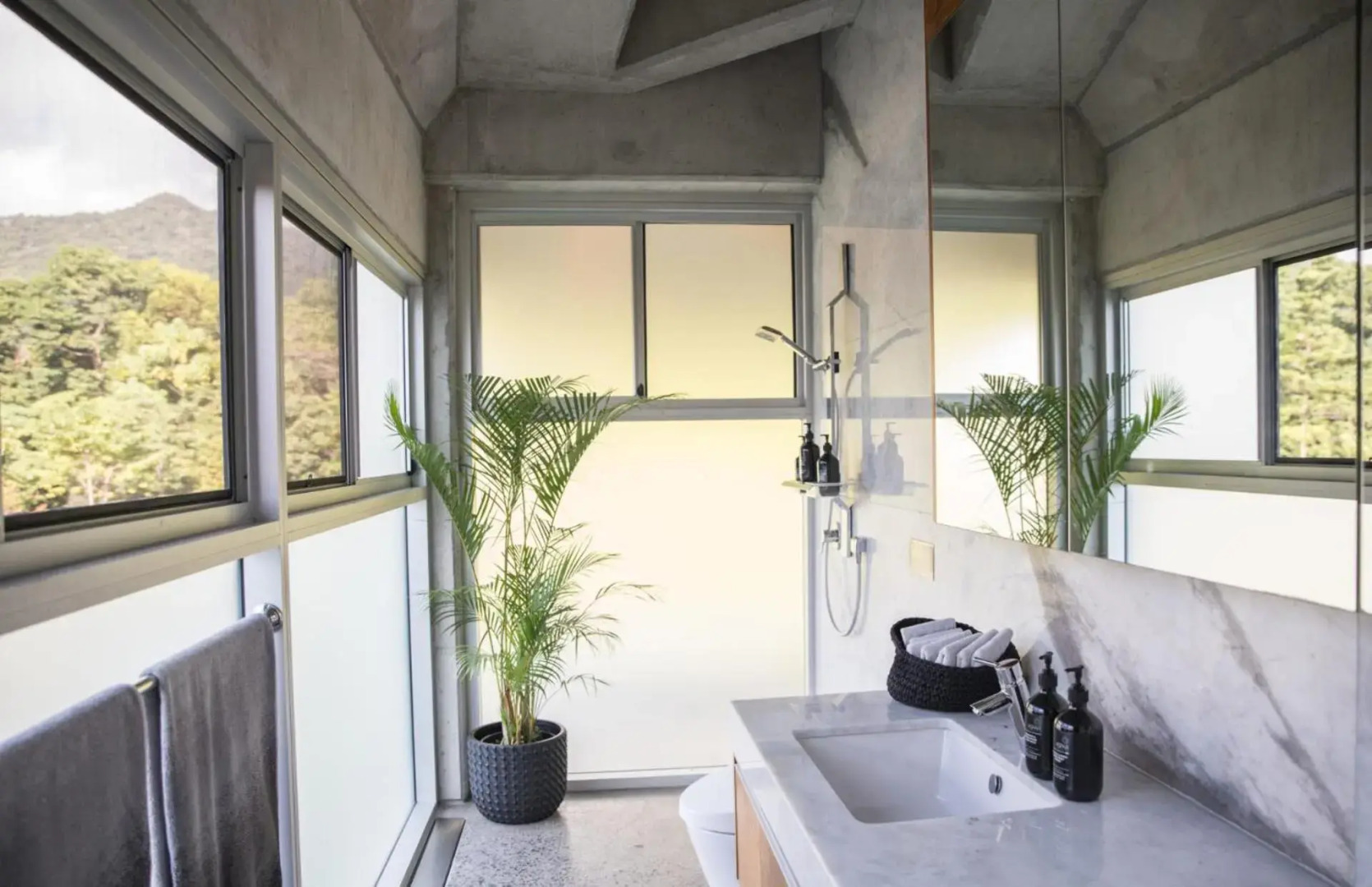 Alkira Award Winning Luxury Beachfront Rainforest Holiday House