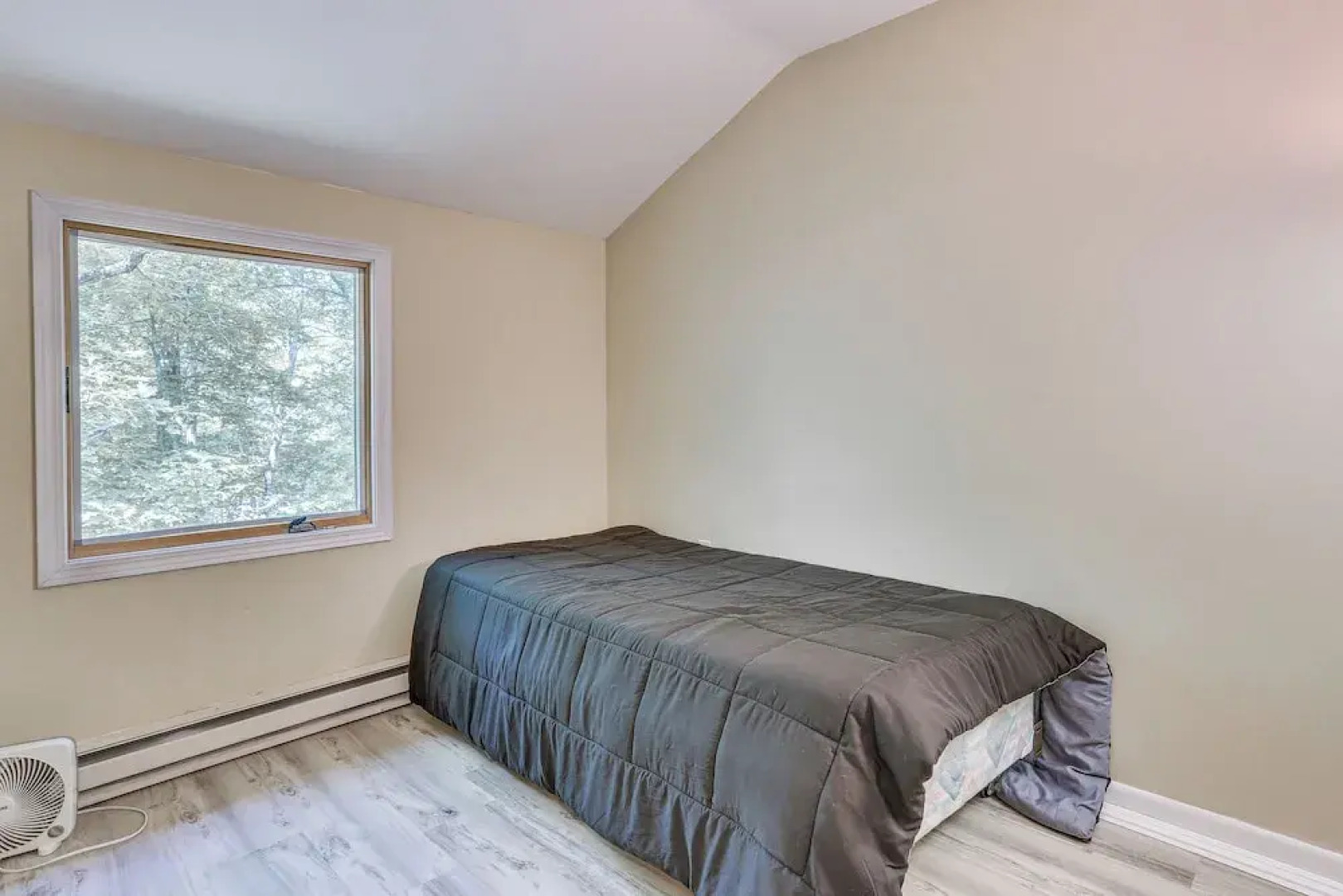 Screened Porch & Deck: Pet-friendly Poconos Escape