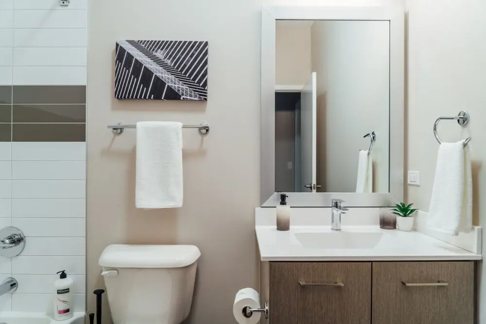 Bright Stylish 2BR Apt in Oak Brook