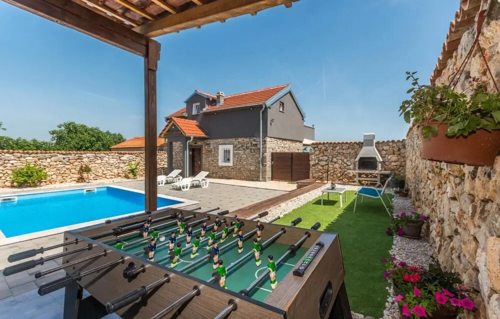 Amazing Home in Donje Rastane With 3 Bedrooms, Wifi and Outdoor Swimming Pool