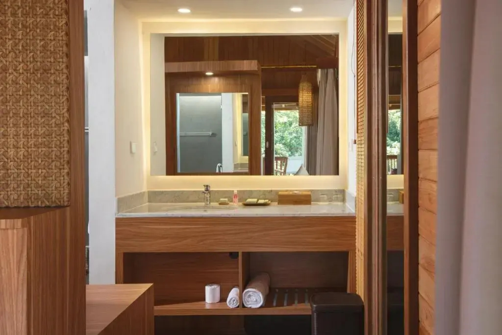 Giriwood Hotel & Villa