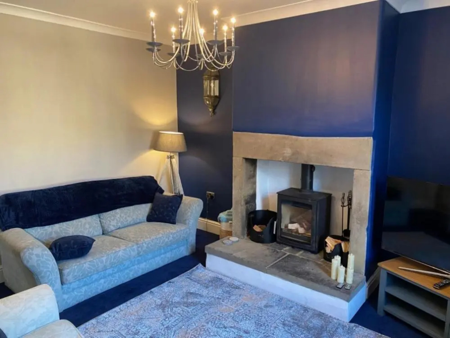 Honeybee Cottage, with a Log Fire & a Hot Tub.