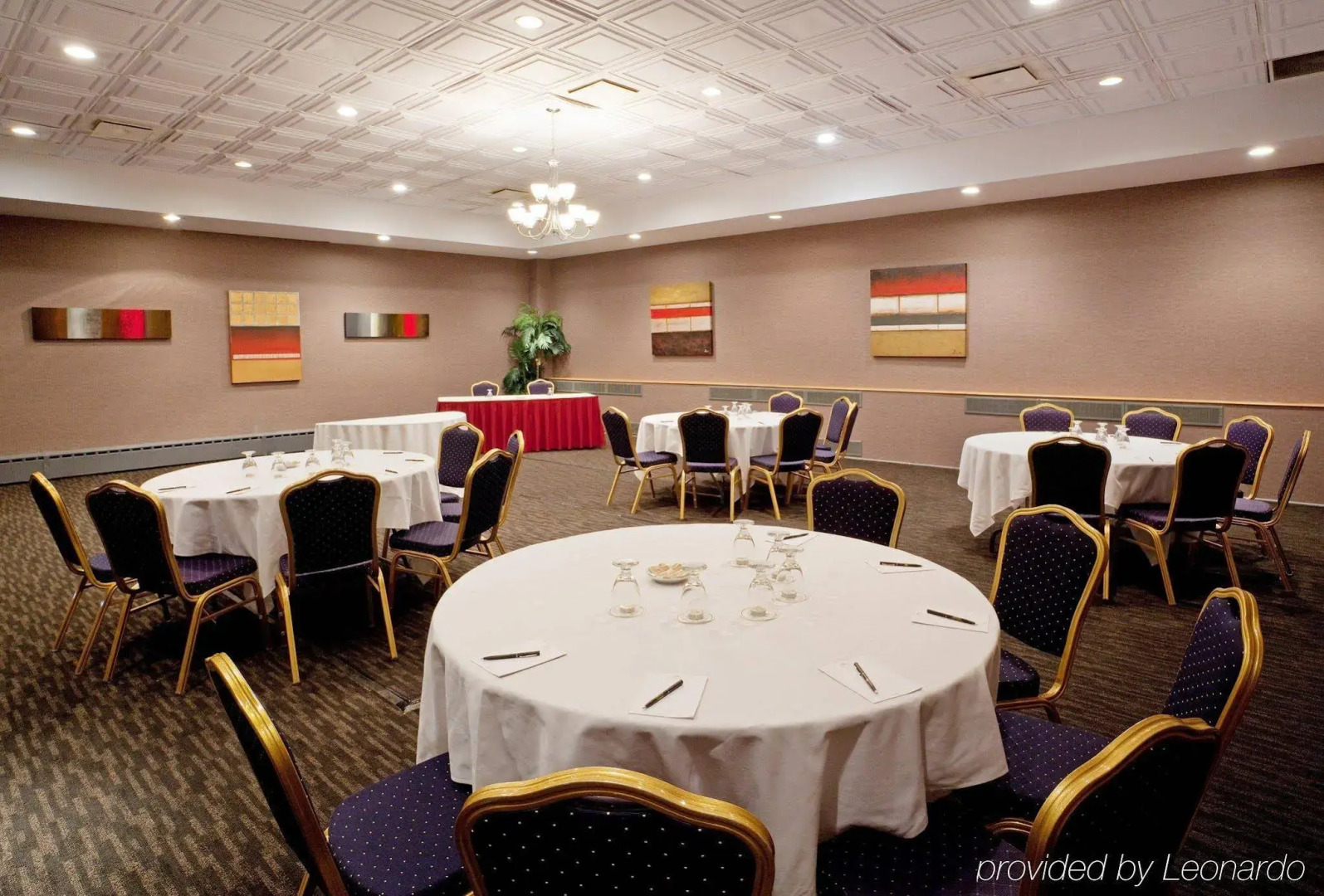 Armon Plaza Montreal Airport