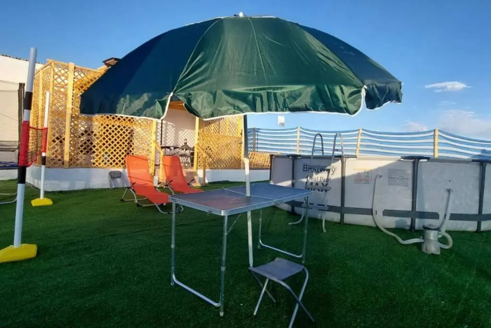 Cabaña con piscina, vista al Oasís de Pica.