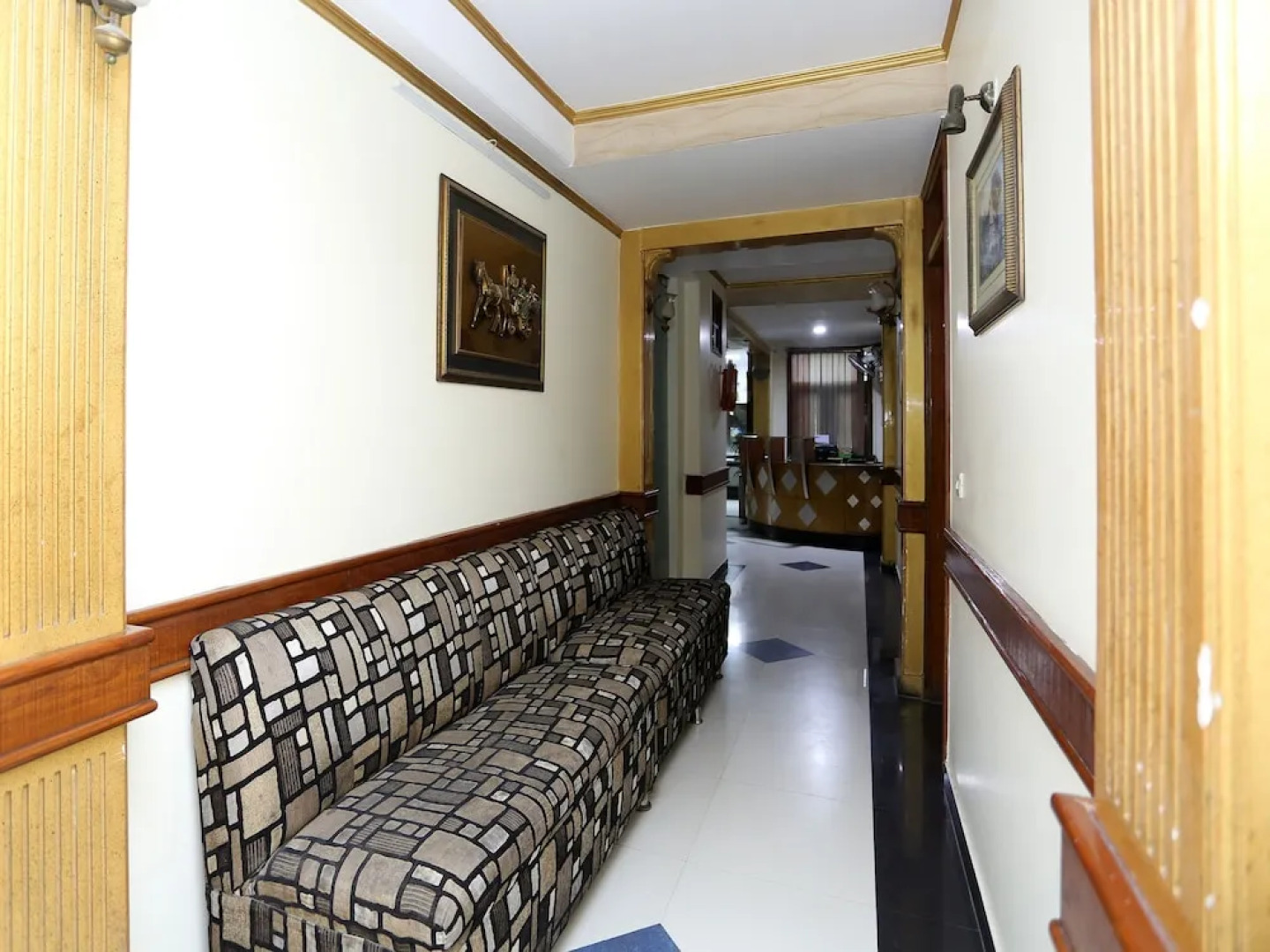 OYO 26647 Minar Hotel